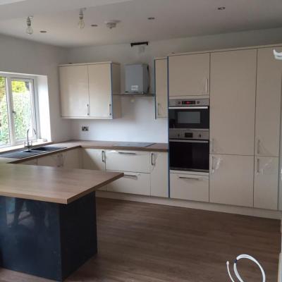 Two-tone Kitchen with Breakfast Bar